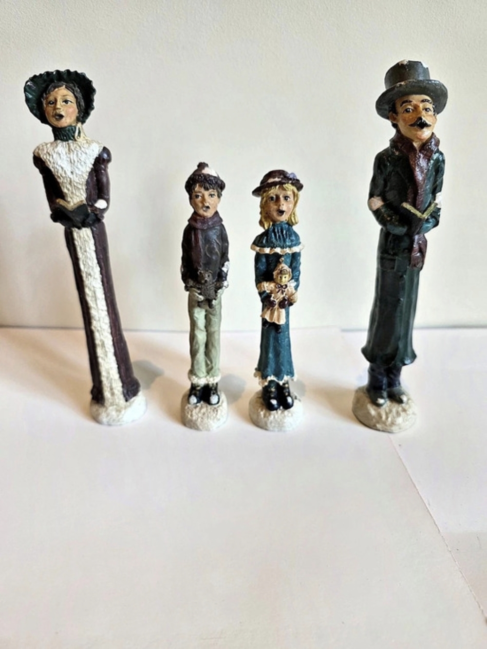 Vintage Windsor Set of 4 Figurines Christmas Carolers Green & Brown Decor